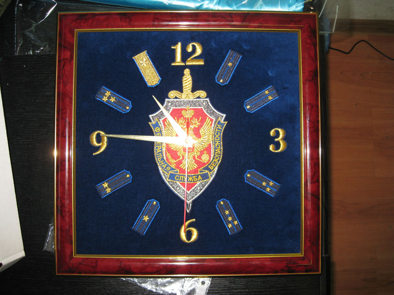 Машинная вышивка сувенира "Часы с вышивкой"